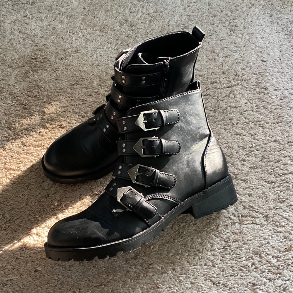 *NEW WITHOUT TAGS* Black biker/Combat boots